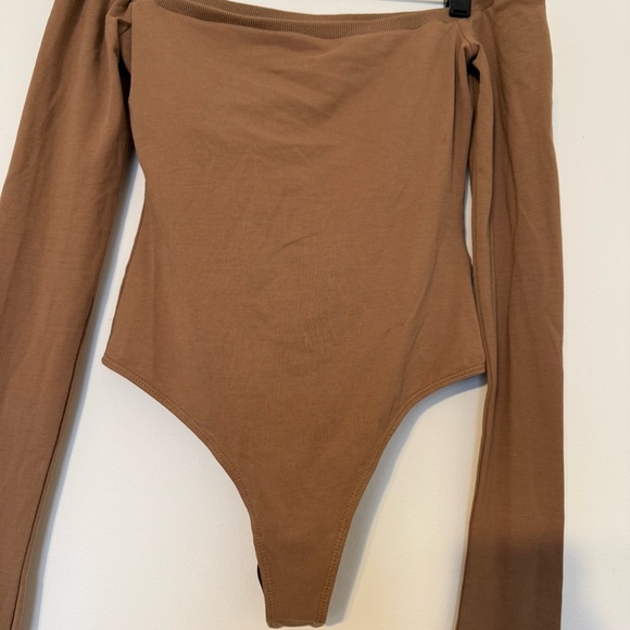 Princess Polly Light Brown Off Shoulder Long Sleeve Bodysuit Women’s Size 2 - Picture 3 of 7